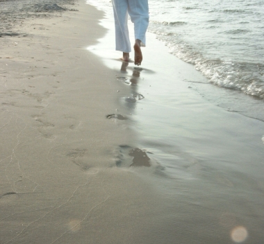 Eines Nachts träumte ein Mann, er lief den Strand entlang mit Jesus. Über den Himmel blitzten Szenen seines Lebens. Für jede Szene...